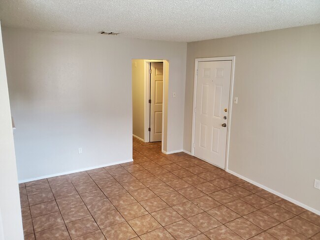 Living area - 513 Tammy Lynn Dr