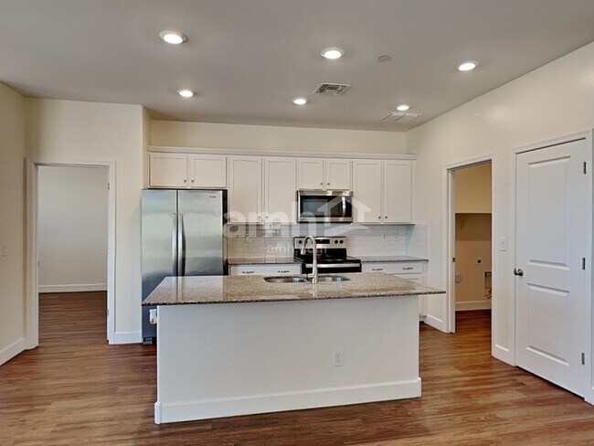 Foto del edificio - 5913 W Columbine Dr