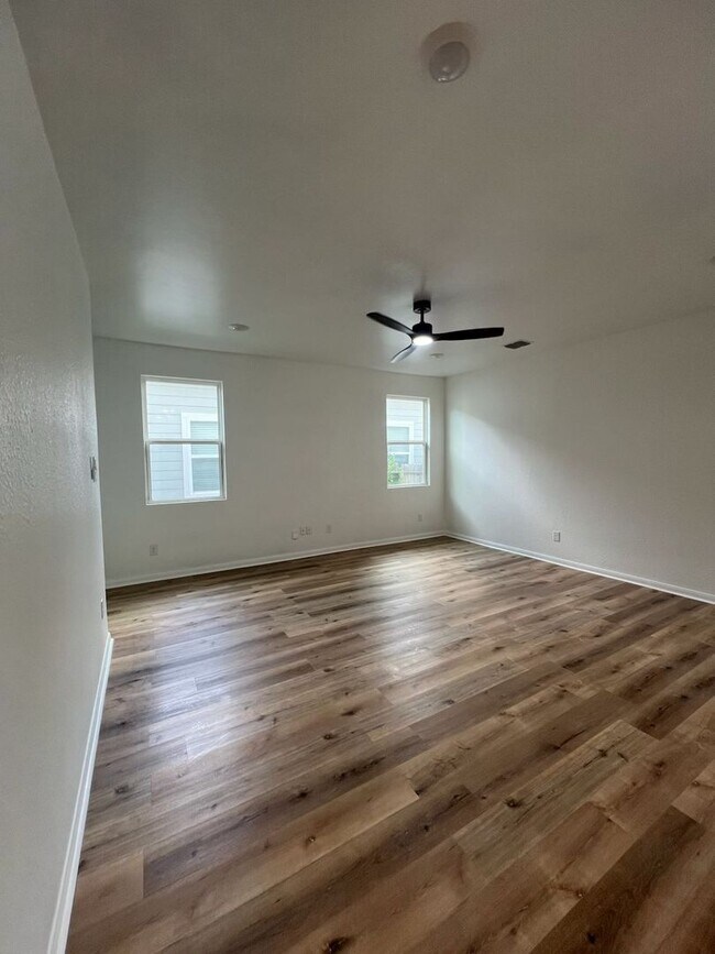 Foto del edificio - BEAUTIFUL HOME IN SAINT HEDWING. MOVE IN READY!.