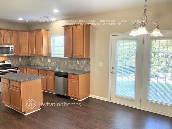 Foto del edificio - 12224 Palomar Dr