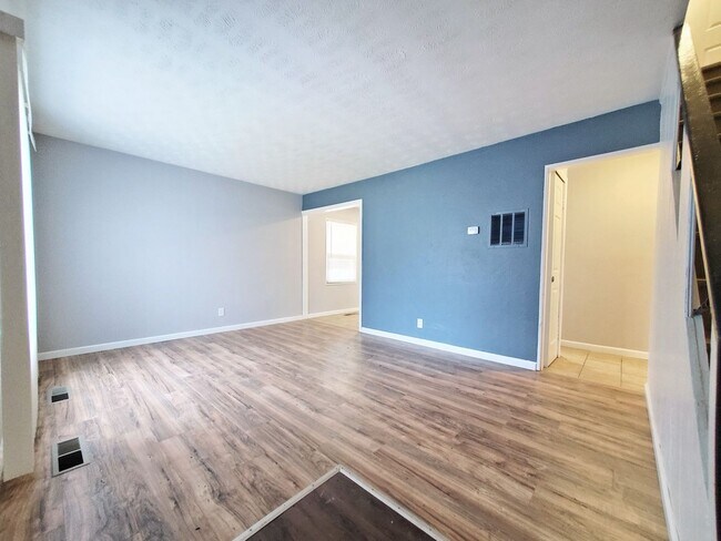 Building Photo - 3 Bed - 1 Bath Cape Cod for Rent!
