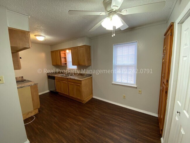 Foto del edificio - HALF OFF MOVE IN RENT! Cute 3 Bed 1.5 Bath Home ready NOW!