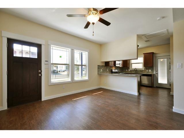 Foto del edificio - 706 W N Loop Blvd