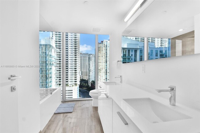 Foto del edificio - 1300 Brickell Bay Dr