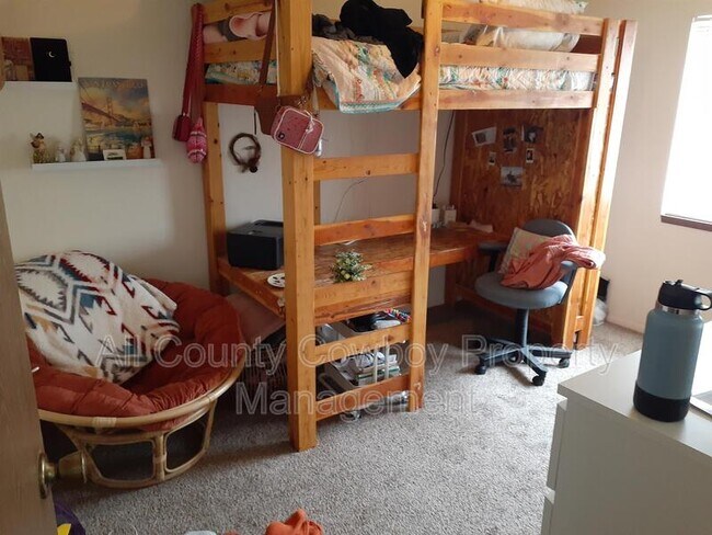 Foto del edificio - 527 Spring Creek Dr