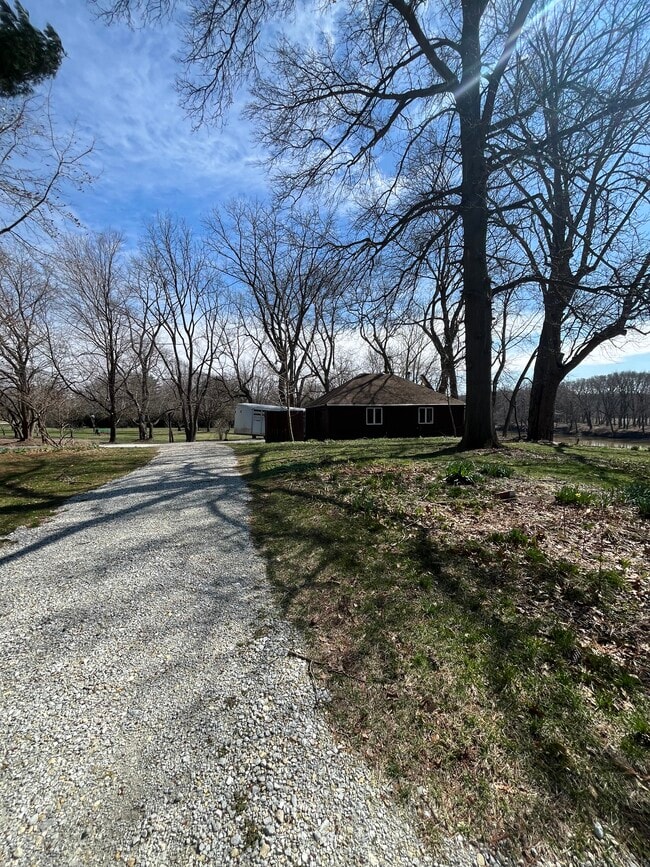 Building Photo - 2645 S River Rd