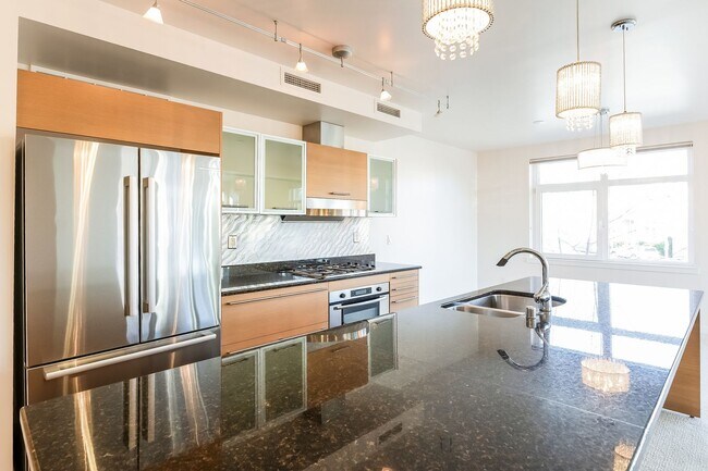 Foto del edificio - Stunning 2 Bedroom 2 Bath condo, with 2 Parking spots in the heart of vibrant Kirkland for Rent