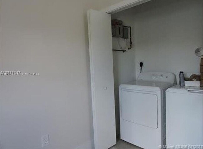 Foto del edificio - 9047 SW 28th St