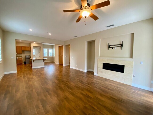 Building Photo - Beautiful 4 Bedroom 3.5 Bath Home for Rent...