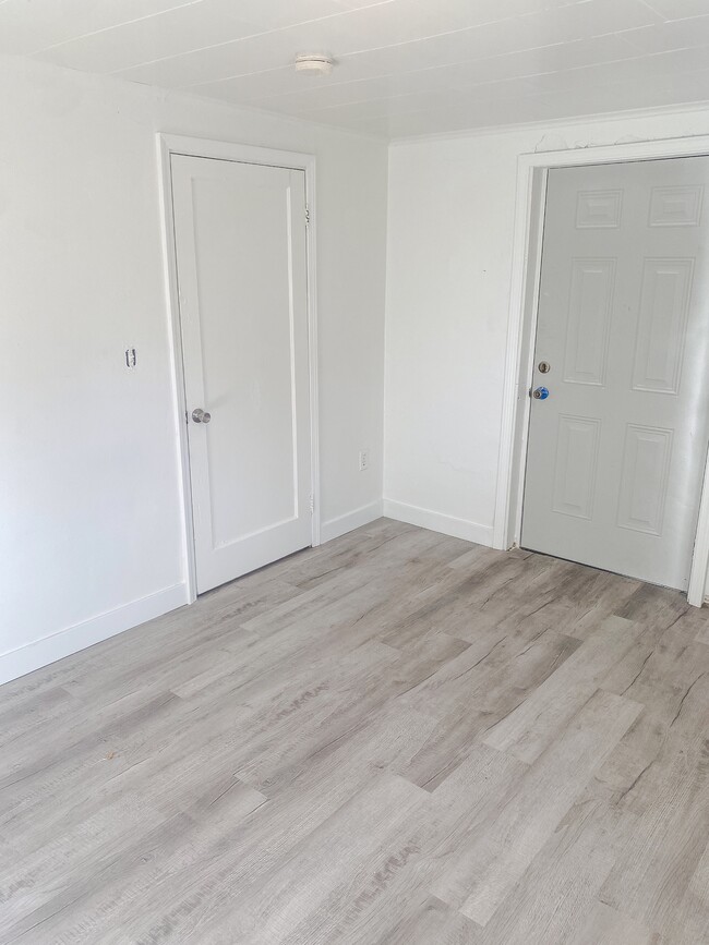 Building Photo - 237 Elm St