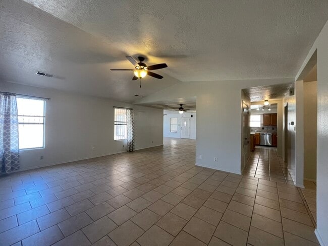 Building Photo - 6275 Roadrunner Loop NE