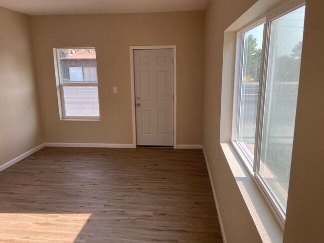 Foto del edificio - 318 E Front St