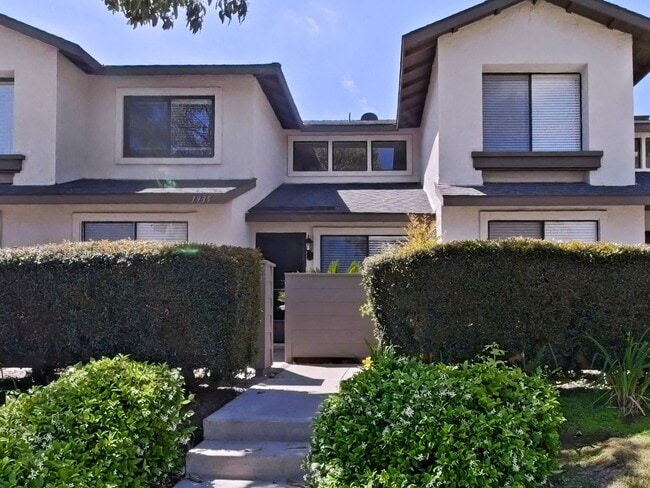 Foto del edificio - Lakeview Townhouse - 2 Bed / 1 ½ Bath