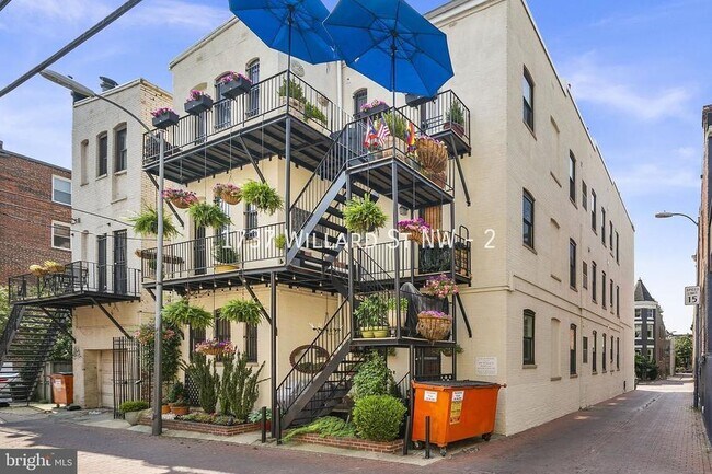 Building Photo - AWESOME RENOVATED 1BR/1BA CONDO UNIT IN BO...