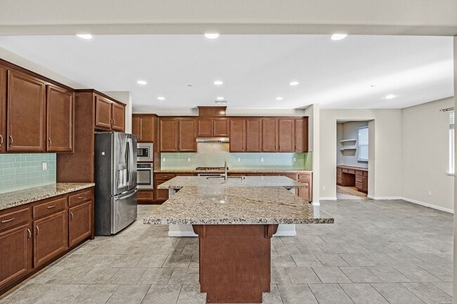 Building Photo - Newer Large Executive Home with 5 bedroom ...