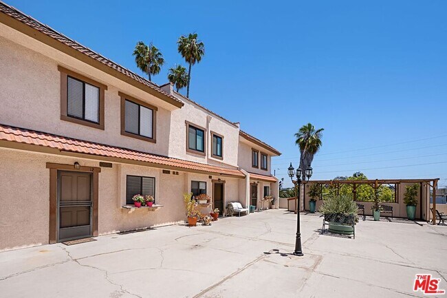Foto del edificio - 4365 McLaughlin Ave