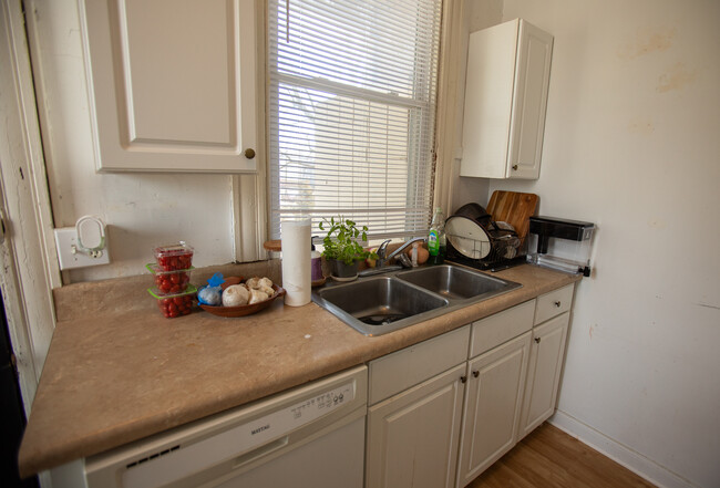 Kitchen - 705 N 27th St