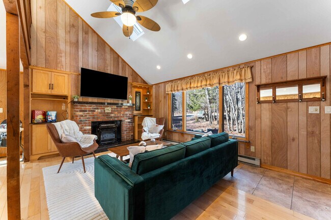 Building Photo - 320 Midland Ct