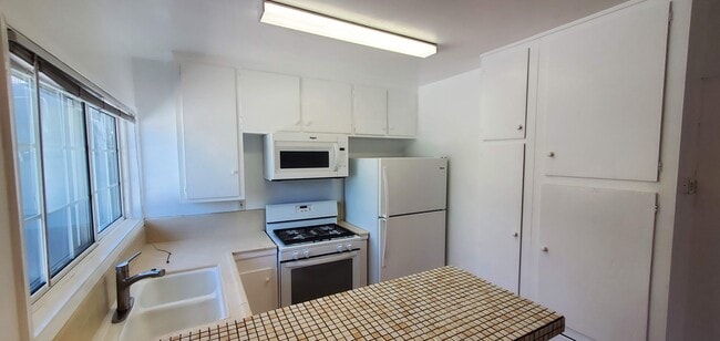 Building Photo - 3822 Ocean Dr