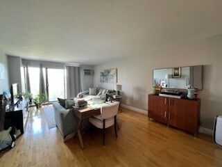 Foto del edificio - 151 Coolidge Ave