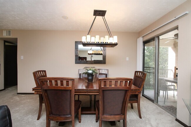 Foto del edificio - 8051 Bay Branch Dr