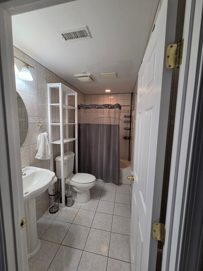 BAÑO - 10801 Glenshire Dr