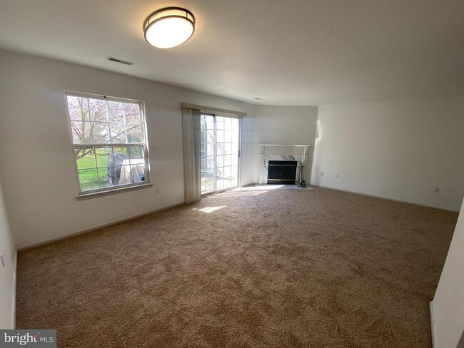 Foto del edificio - 6603 Colonial Ct