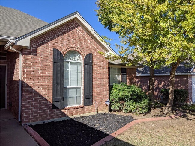 Building Photo - 803 W Lonesome Dove Trail