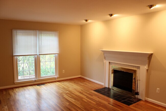 Foto del edificio - Beautiful 3 bed 2.5 Bath End Unit Brick To...