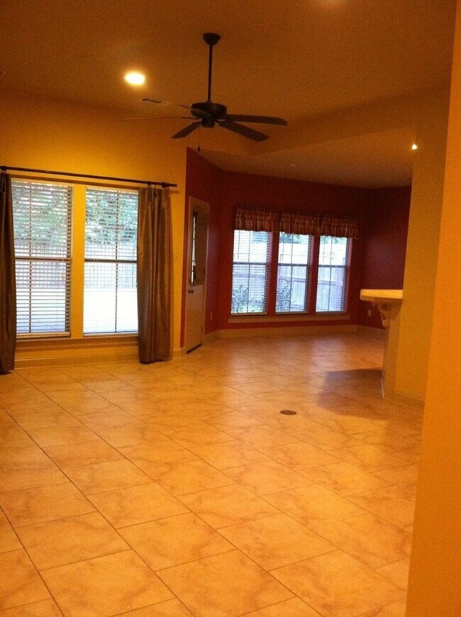 Foto del edificio - Must see  3BR/2BA home in Santa Rosa Subdivision off Staring Lane