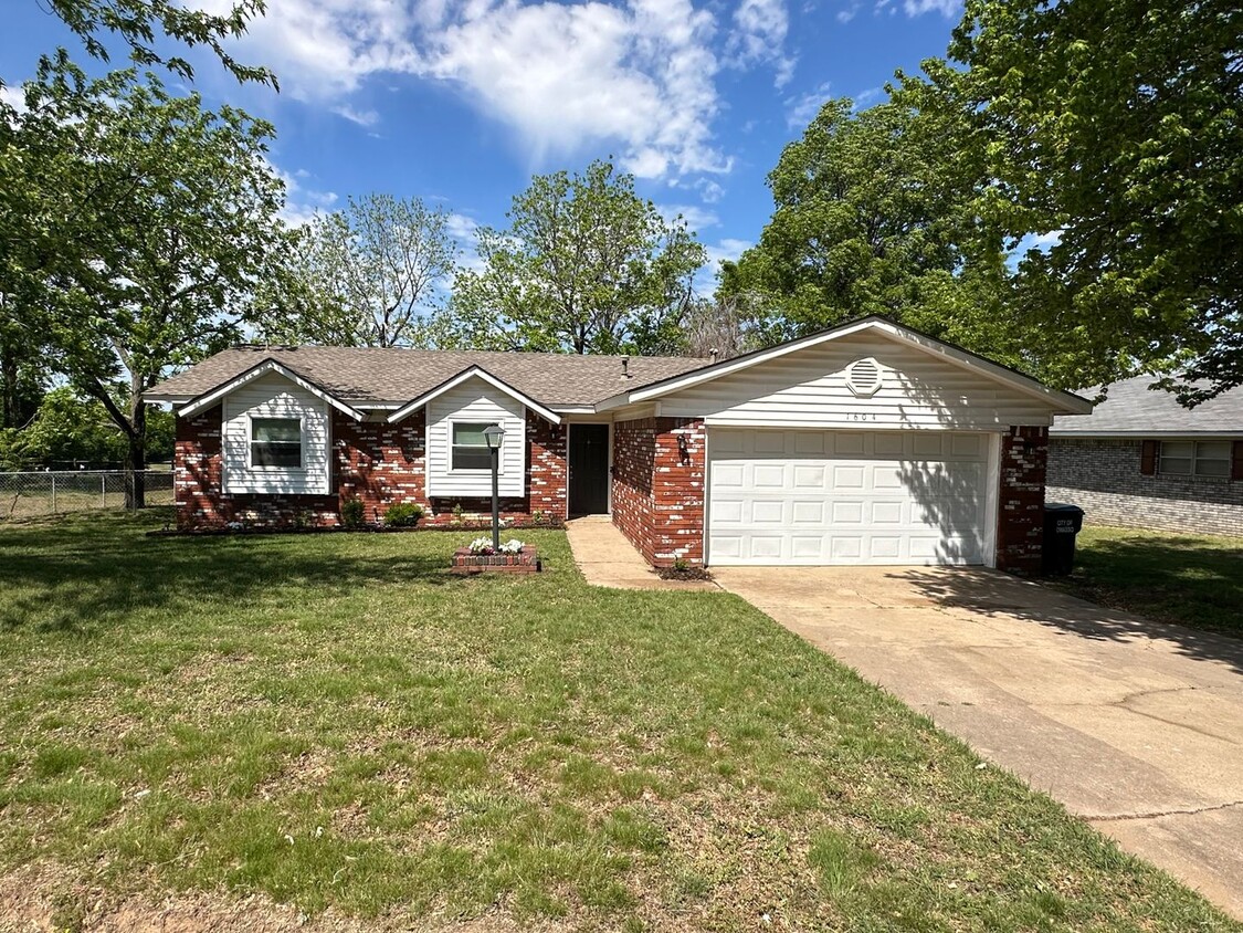 Foto principal - Charming updated Owasso Home!