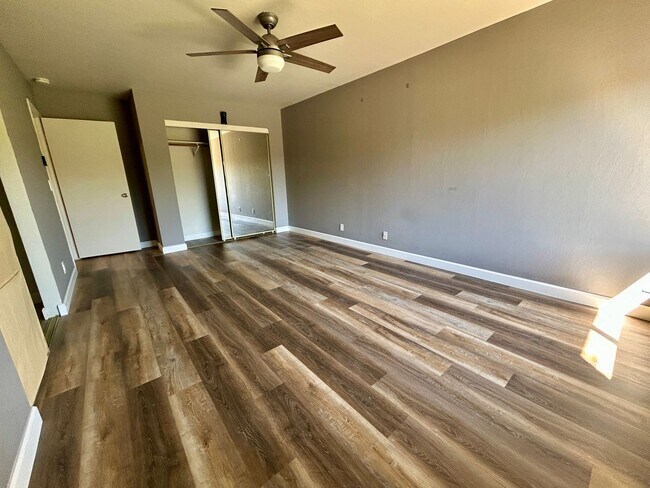 Building Photo - Updated townhome in the heart of Fremont