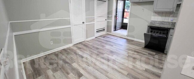 Foto del edificio - 8143 Ditzler Ave