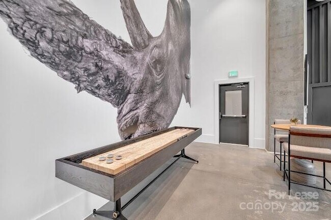 Foto del edificio - 2020 W Morehead St