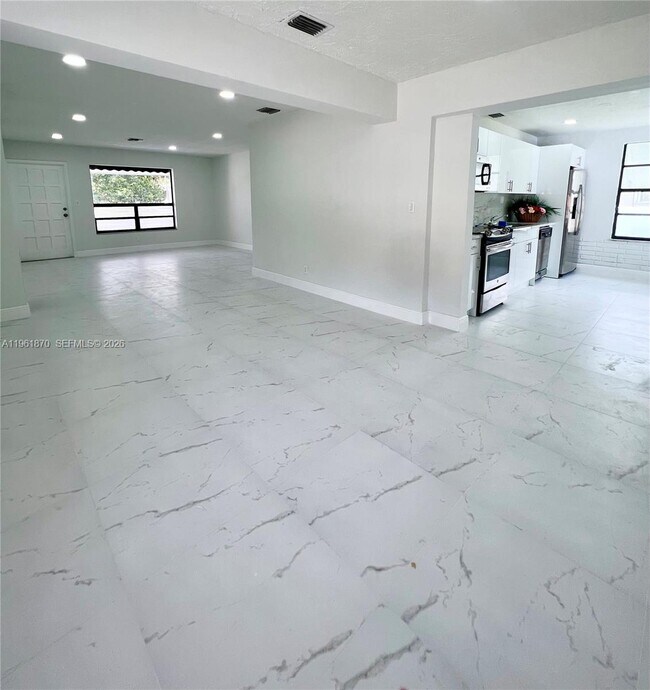 Foto del edificio - 931 NW 35th Ave