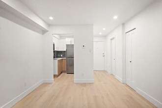 Building Photo - 1600 Rue Alexandre-DeSève