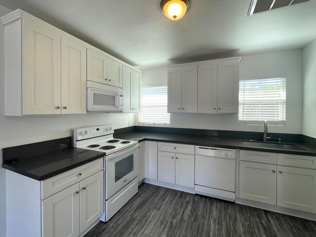 Building Photo - Beautiful 2 Bed 1.5 Bath ADU!