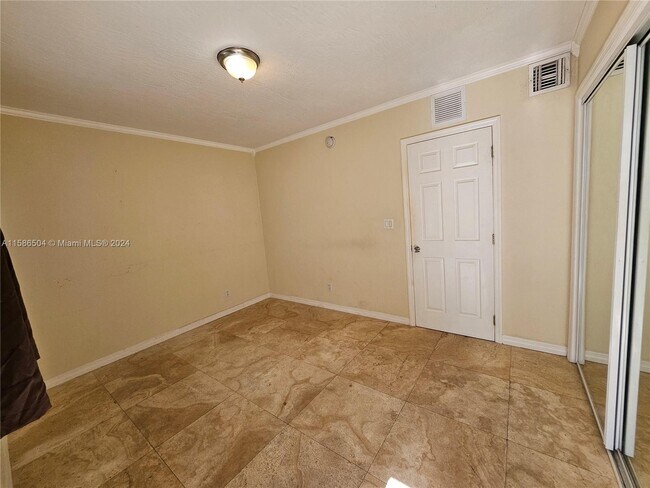 Foto del edificio - 1856 NE 46th St
