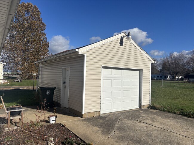 Foto del edificio - 3308 Harmont Ave NE