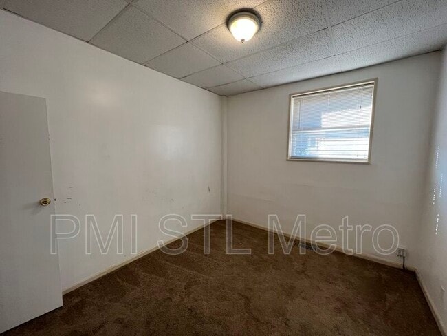 Building Photo - 6918 Moellenhoff St