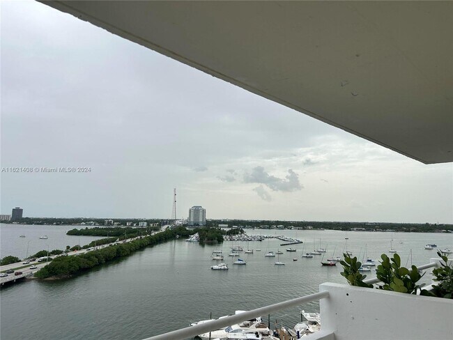 Foto del edificio - 7904 West Dr