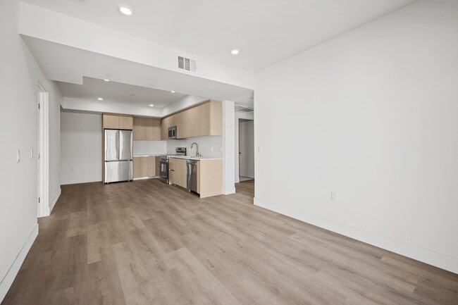 Building Photo - 7050 Hawthorn – Apartments & Co-Living