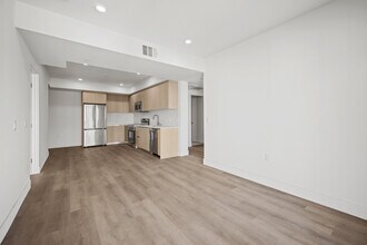 Building Photo - 7050 Hawthorn – Apartments & Co-Living