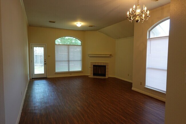Building Photo - FANTASTIC 3 BEDROOM / 2 BATH HOME - SCOFIE...