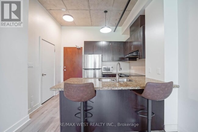 Building Photo - 10-310 Wellesley Pl