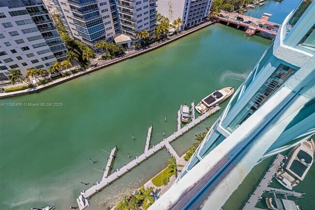 Foto del edificio - 6000 Indian Creek Dr
