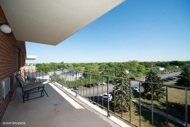 Foto del edificio - 16 E Old Willow Rd