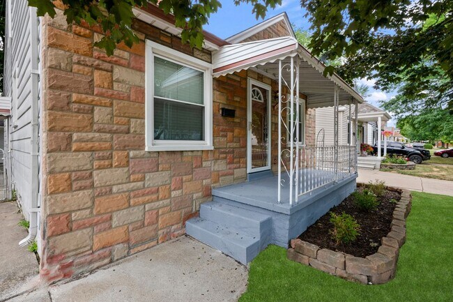 Building Photo - 825 N Edison Ave