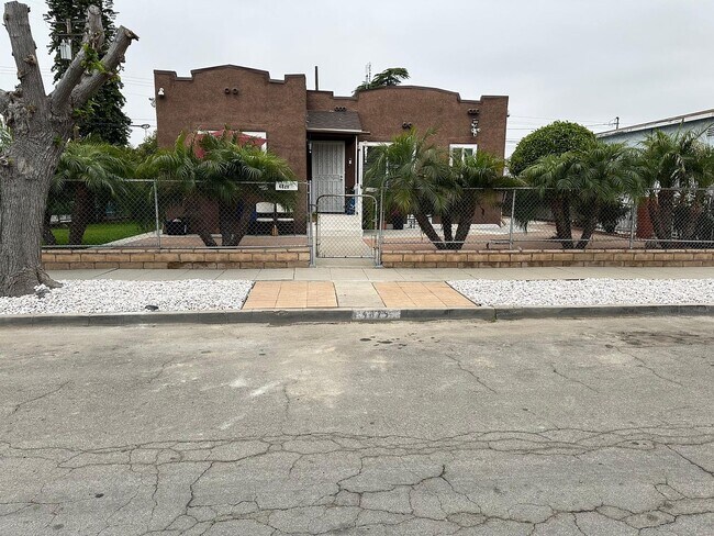 Building Photo - 4825 Lindsey Ave