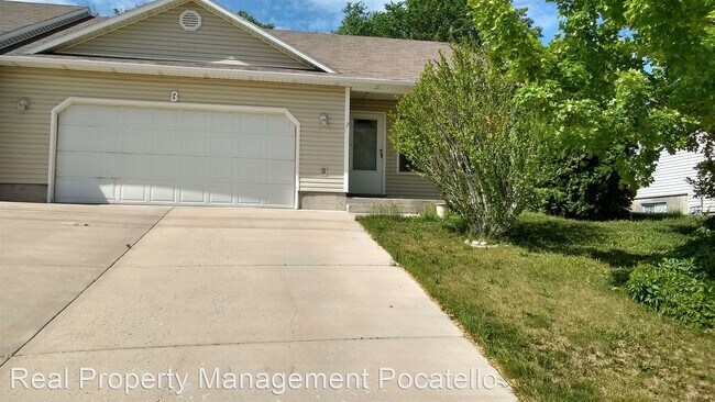 Building Photo - 1320 E Cedar St